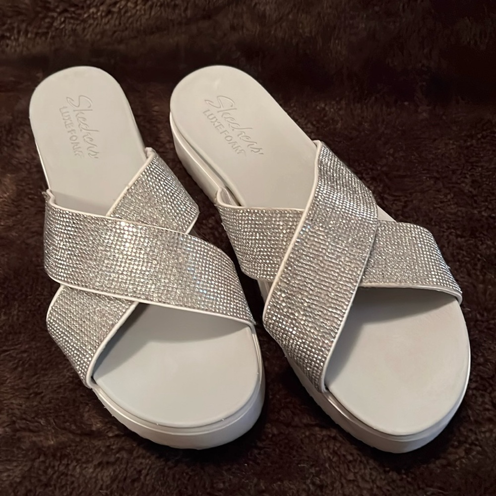 ❤️❤️PRICE DROP❤️❤️NWOT-🌷SKETCHERS LUXE FOAM SANDALS. Silver Sparkle Rhinestone